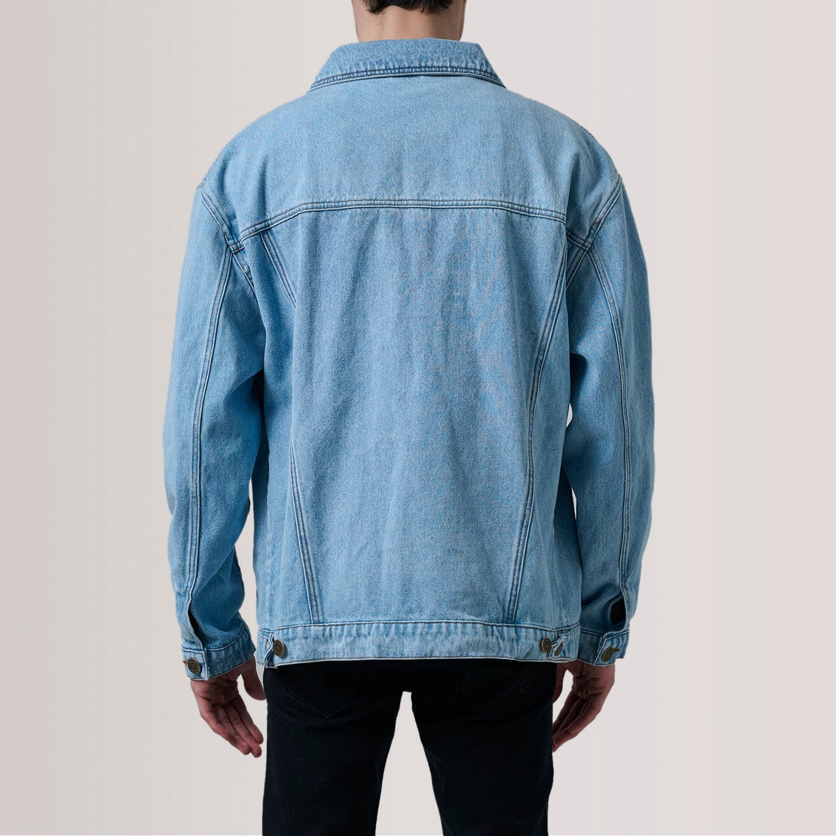 
클로즈업 상세 of Classic Collar & Heavy-Duty Zipper Hardware on Eddie Light 블루 Oversized Denim Trucker 가죽 자켓 남성용 For Men