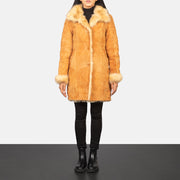 
Erica Beige Leather Coat - 입체 소매 커팅과 슬림 테이퍼드 핏을 보여주는 측면 뷰