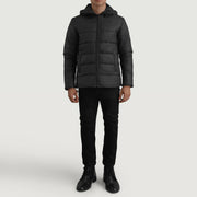 
Erico 블랙 Hooded Puffer 가죽 자켓 남성용 - 입체 소매 커팅과 슬림 테이퍼드 핏을 보여주는 측면 뷰