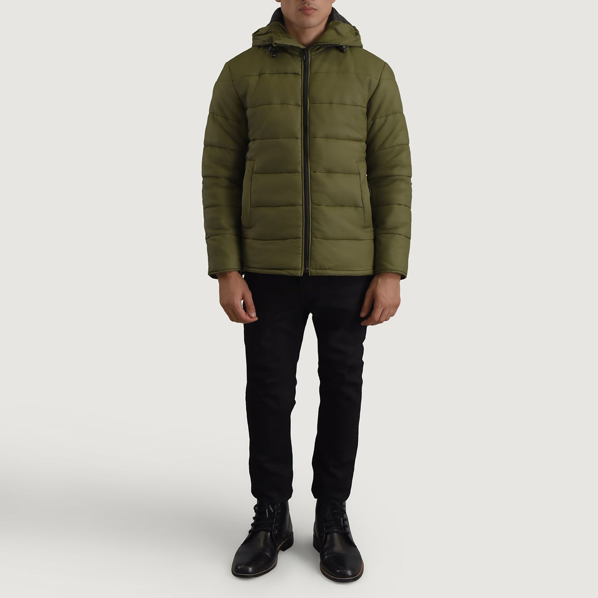 
Erico 그린 Hooded Puffer 가죽 자켓 남성용 - 입체 소매 커팅과 슬림 테이퍼드 핏을 보여주는 측면 뷰
