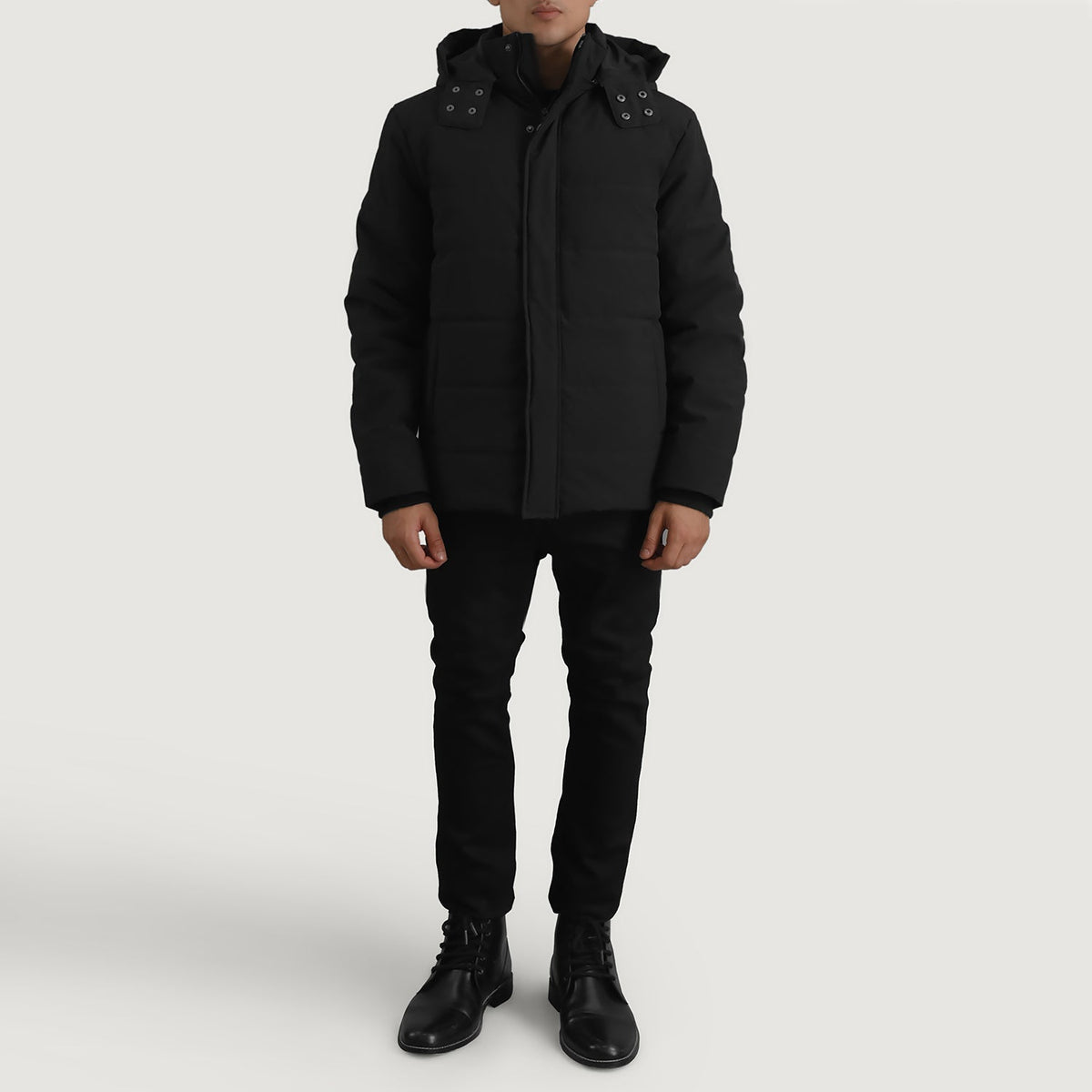 Close-Up Detail of Classic Collar &amp; Zipper With Placket. Hardware on Exton 블랙 Hooded Down Puffer 가죽 자켓 남성용