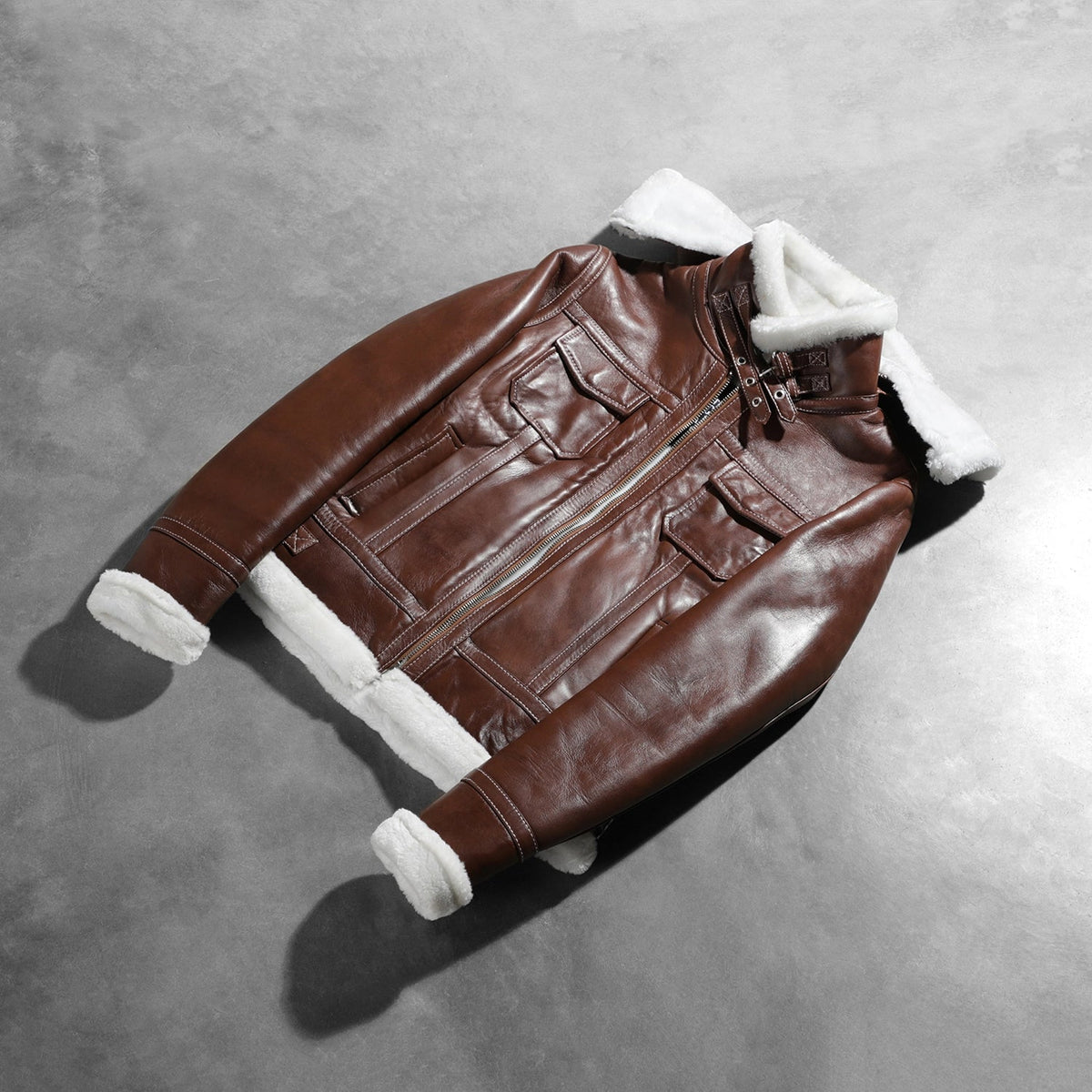 
착용 핏 뷰:  Fiona Brown Hooded Shearling Leather Jacket 모델 착용 (자연광 드레이프 핏)