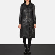 
Fixon Hooded 블랙 가죽 트렌치 코트 여성용 - 입체 소매 커팅과 슬림 테이퍼드 핏을 보여주는 측면 뷰