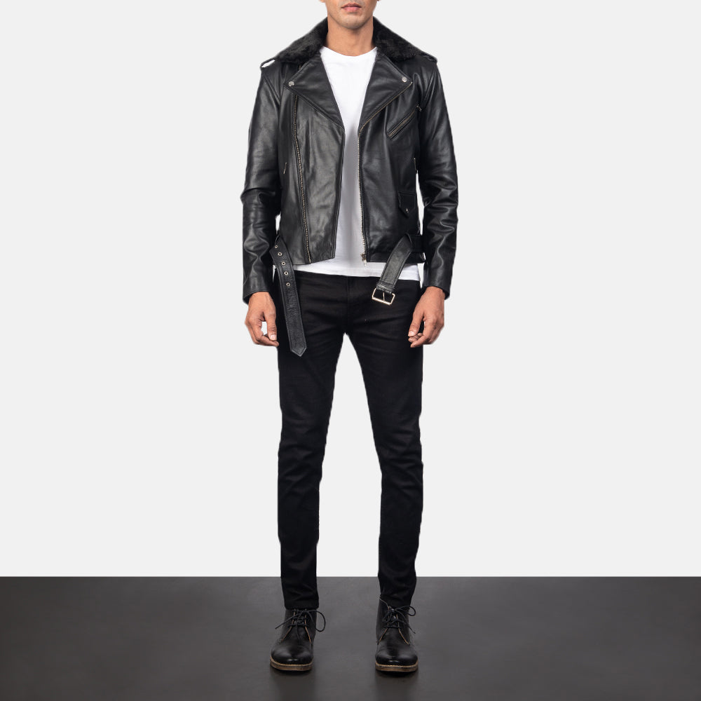 
Furton Black Leather Biker Jacket - 입체 소매 커팅과 슬림 테이퍼드 핏을 보여주는 측면 뷰