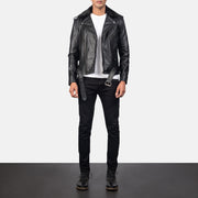 
Furton Black Leather Biker Jacket - 입체 소매 커팅과 슬림 테이퍼드 핏을 보여주는 측면 뷰