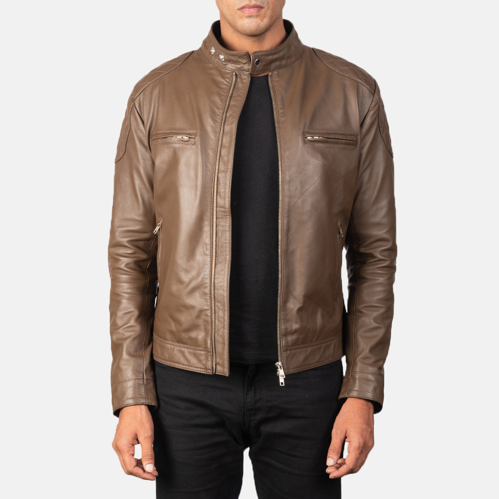 
Gatsby Mocha 가죽 라이더 자켓 남성용 in Dark Brown Sheepskin Leather - 정면 스타일 및 테일러드 실루엣 | 공식 온라인 스토어 구매