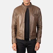 
Gatsby Mocha 가죽 라이더 자켓 남성용 in Dark Brown Sheepskin Leather - 정면 스타일 및 테일러드 실루엣 | 공식 온라인 스토어 구매