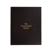 
착용 핏 뷰:  Giftset Leather Writing Case and Pen (Passport holder) 모델 착용 (자연광 드레이프 핏)