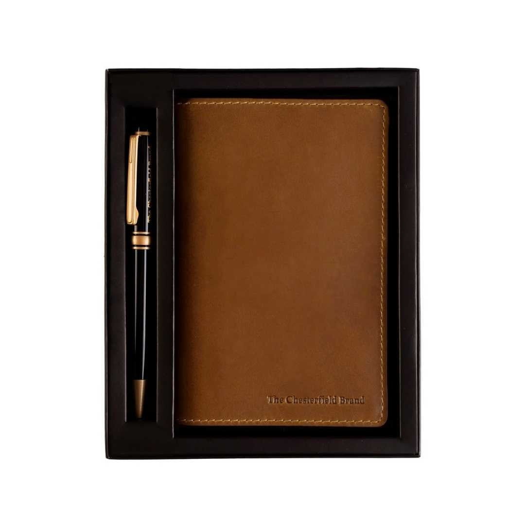 
Giftset Leather Writing Case and Pen (Passport holder) in Classic Full-Grain Leather - 정면 스타일 및 테일러드 실루엣 | 공식 온라인 스토어 구매