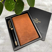 
Classic Full-Grain leather Goods - 어깨 라인과 깔끔한 밑단이 돋보이는 뒷면 뷰