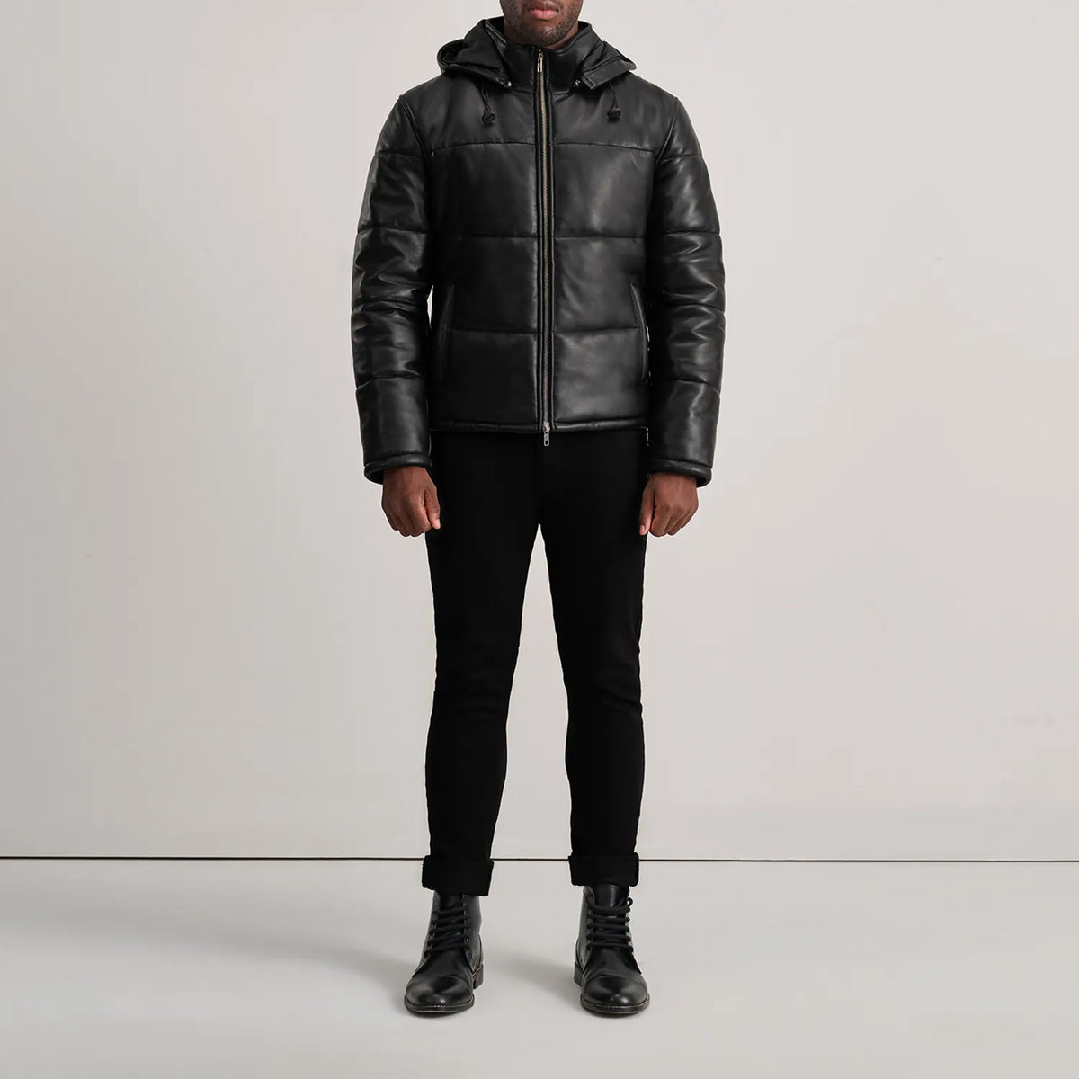 
Gordon Tan Hooded Leather Puffer Jacket - 입체 소매 커팅과 슬림 테이퍼드 핏을 보여주는 측면 뷰