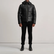 
Gordon Tan Hooded Leather Puffer Jacket - 입체 소매 커팅과 슬림 테이퍼드 핏을 보여주는 측면 뷰