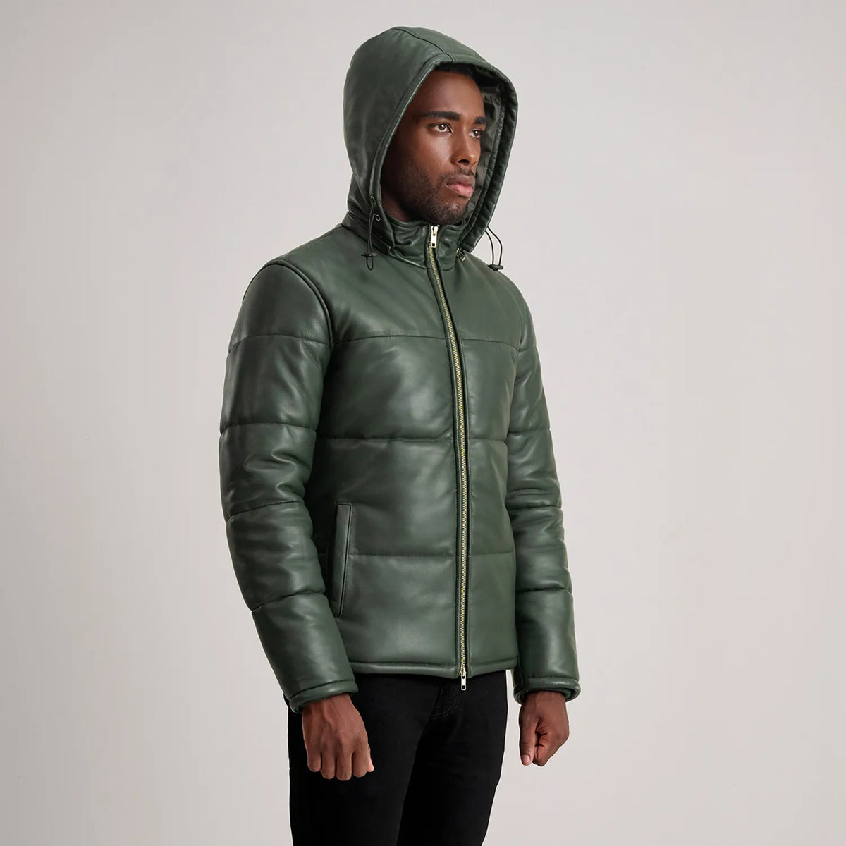 
착용 핏 뷰:  Gordon Tan Hooded Leather Puffer Jacket 모델 착용 (자연광 드레이프 핏)