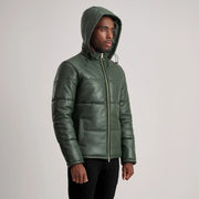 
착용 핏 뷰:  Gordon Tan Hooded Leather Puffer Jacket 모델 착용 (자연광 드레이프 핏)