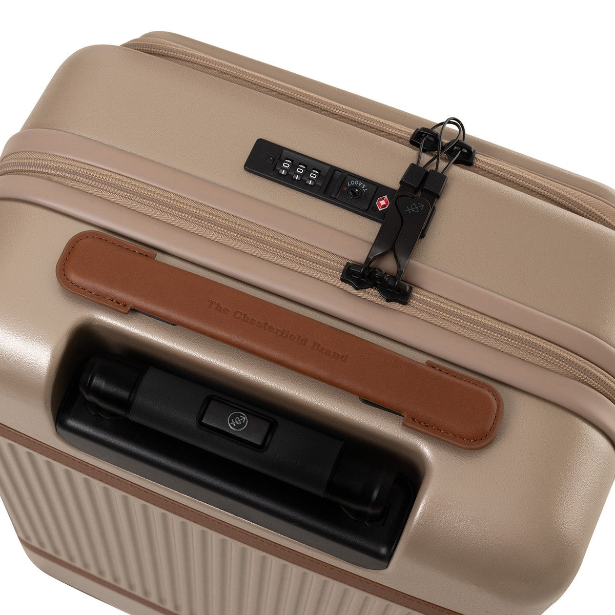 
착용 핏 뷰:  Hand Luggage Suitcase Front Pocket Zuna 여성용 여성용 모델 착용 (자연광 드레이프 핏)
