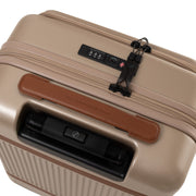
착용 핏 뷰:  Hand Luggage Suitcase Front Pocket Zuna 여성용 여성용 모델 착용 (자연광 드레이프 핏)
