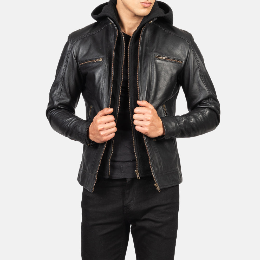 Close-Up Detail of Band with Snap Button &amp; Zipper Hardware on Men's Hector 블랙 Hooded 가죽 라이더 자켓 남성용
