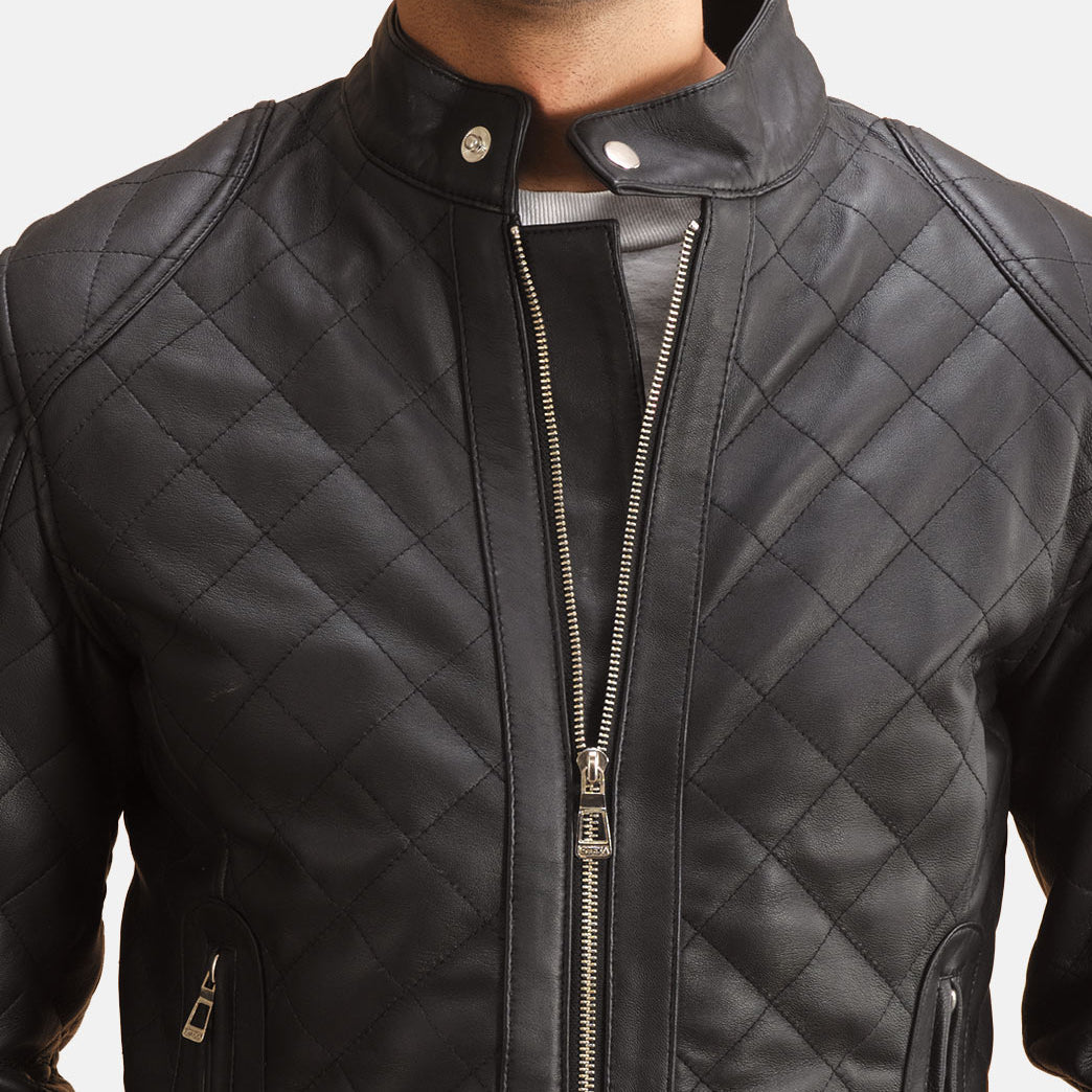 Close-Up Detail of Band with Snap Button &amp; Zipper Hardware on Henry Quilted 블랙 가죽 자켓 남성용