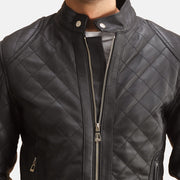 Close-Up Detail of Band with Snap Button &amp; Zipper Hardware on Henry Quilted 블랙 가죽 자켓 남성용