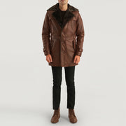 
클로즈업 상세 of Notch & Button Hardware on Hunter Distressed 브라운 Fur 가죽 코트 남성용