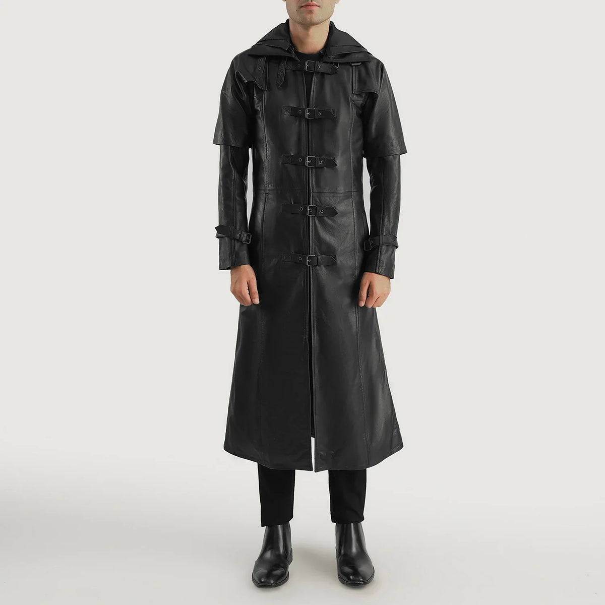 
Huntsman 블랙 Hooded 가죽 트렌치 코트 남성용 - 입체 소매 커팅과 슬림 테이퍼드 핏을 보여주는 측면 뷰