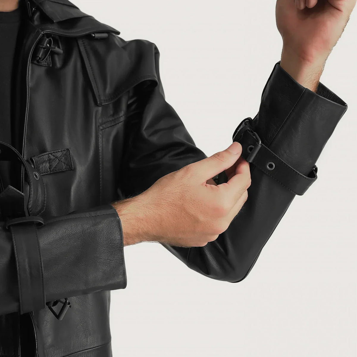 
클로즈업 상세 of Shirt collar with a large hood & Belted Hardware on Huntsman 블랙 Hooded 가죽 트렌치 코트 남성용