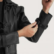 
클로즈업 상세 of Shirt collar with a large hood & Belted Hardware on Huntsman 블랙 Hooded 가죽 트렌치 코트 남성용