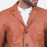 Close-Up Detail of Notch &amp; Button Hardware on James 탠 브라운 가죽 테일러드 블레이저 남성용