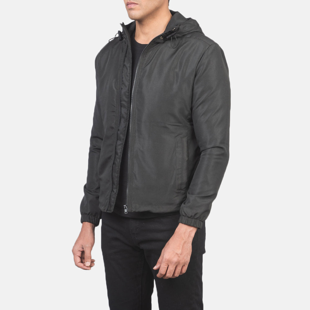 
Black Polyester Hooded Jacket - 어깨 라인과 깔끔한 밑단이 돋보이는 뒷면 뷰