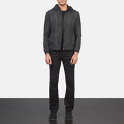 
Jimmy 블랙 Hooded Windbreaker 가죽 자켓 남성용 - 입체 소매 커팅과 슬림 테이퍼드 핏을 보여주는 측면 뷰