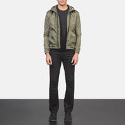 
Jimmy 그린 Hooded Windbreaker 가죽 자켓 남성용 - 입체 소매 커팅과 슬림 테이퍼드 핏을 보여주는 측면 뷰