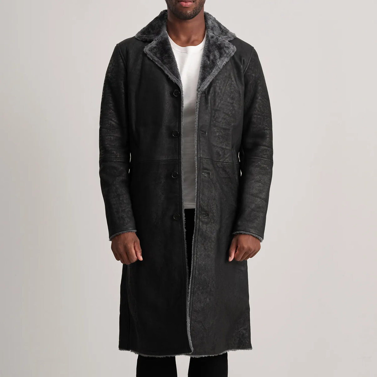 
Kolby Distressed Black Shearling Long Coat in Distressed Black Sheepskin Snuffed - 정면 스타일 및 테일러드 실루엣 | 공식 온라인 스토어 구매