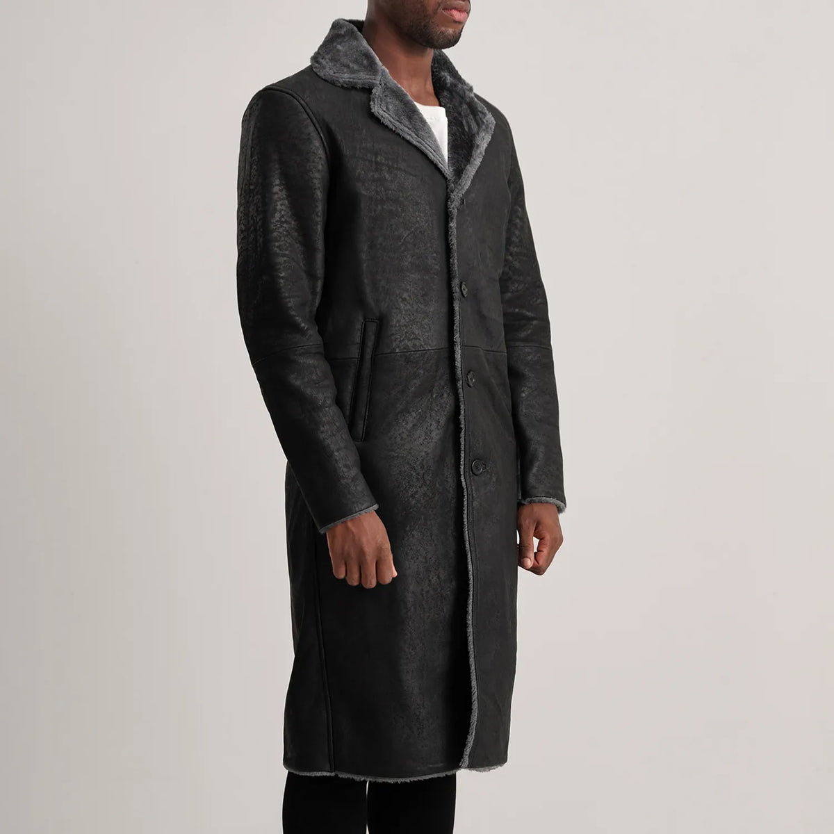 
Distressed Black Sheepskin Snuffed Aviator Jacket - 어깨 라인과 깔끔한 밑단이 돋보이는 뒷면 뷰