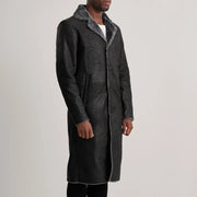 
Distressed Black Sheepskin Snuffed Aviator Jacket - 어깨 라인과 깔끔한 밑단이 돋보이는 뒷면 뷰
