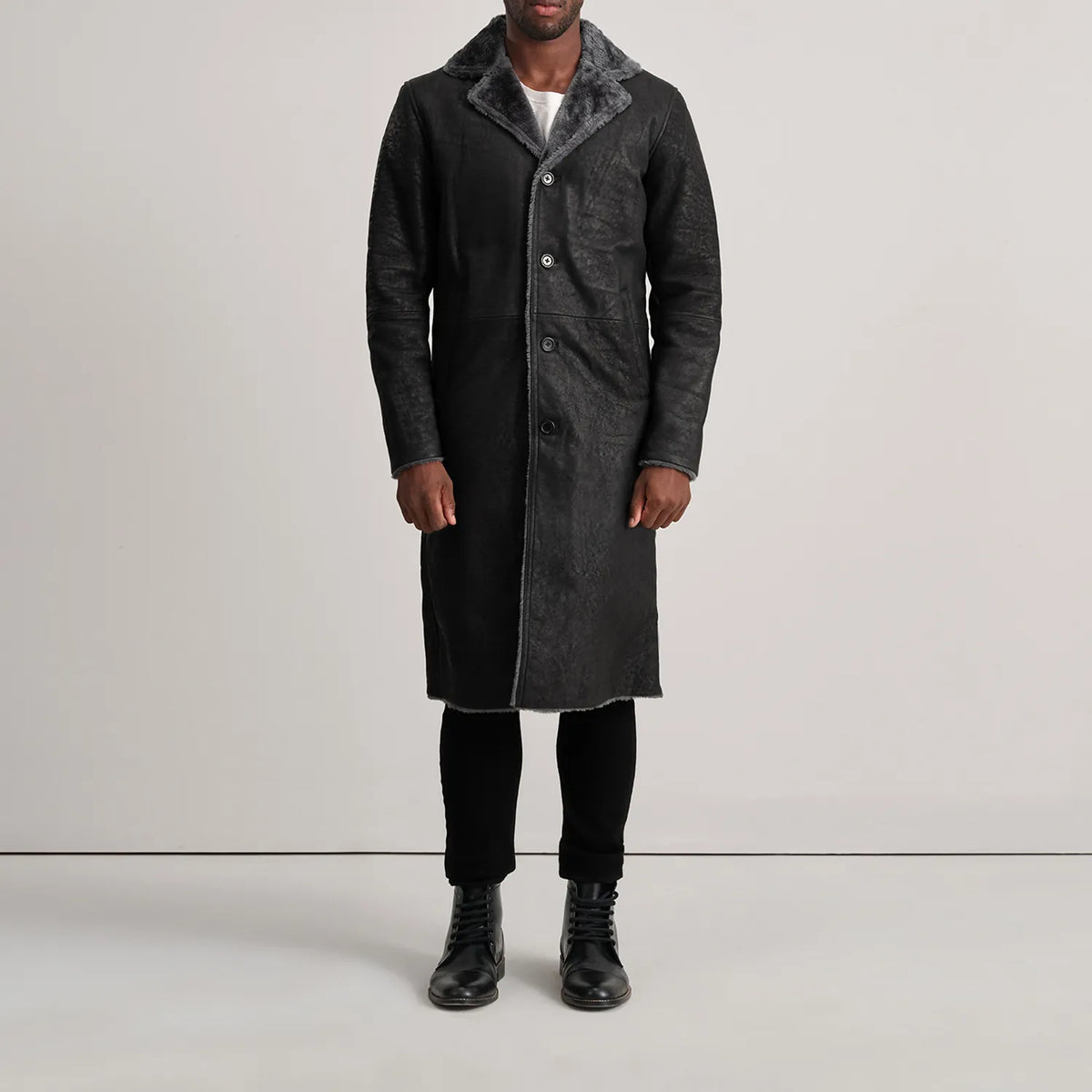 
Kolby Distressed Black Shearling Long Coat - 입체 소매 커팅과 슬림 테이퍼드 핏을 보여주는 측면 뷰