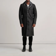
Kolby Distressed Black Shearling Long Coat - 입체 소매 커팅과 슬림 테이퍼드 핏을 보여주는 측면 뷰