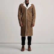 
Kolby Distressed Brown Shearling Long Coat - 입체 소매 커팅과 슬림 테이퍼드 핏을 보여주는 측면 뷰