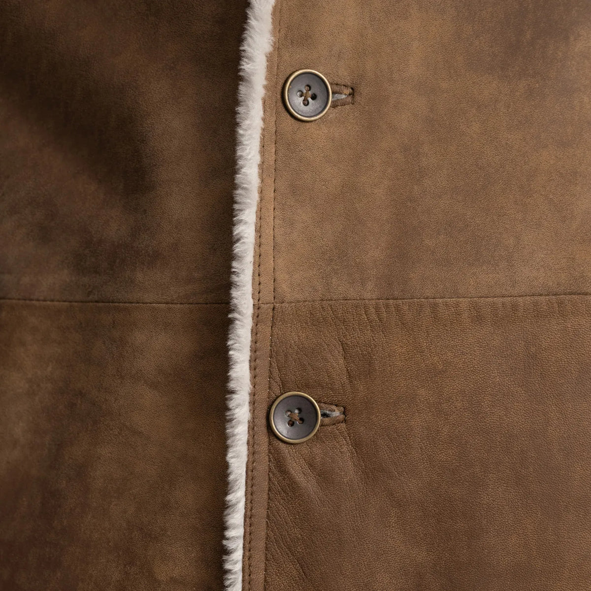 
클로즈업 상세 of Notch & Button Hardware on Kolby Distressed Brown Shearling Long Coat