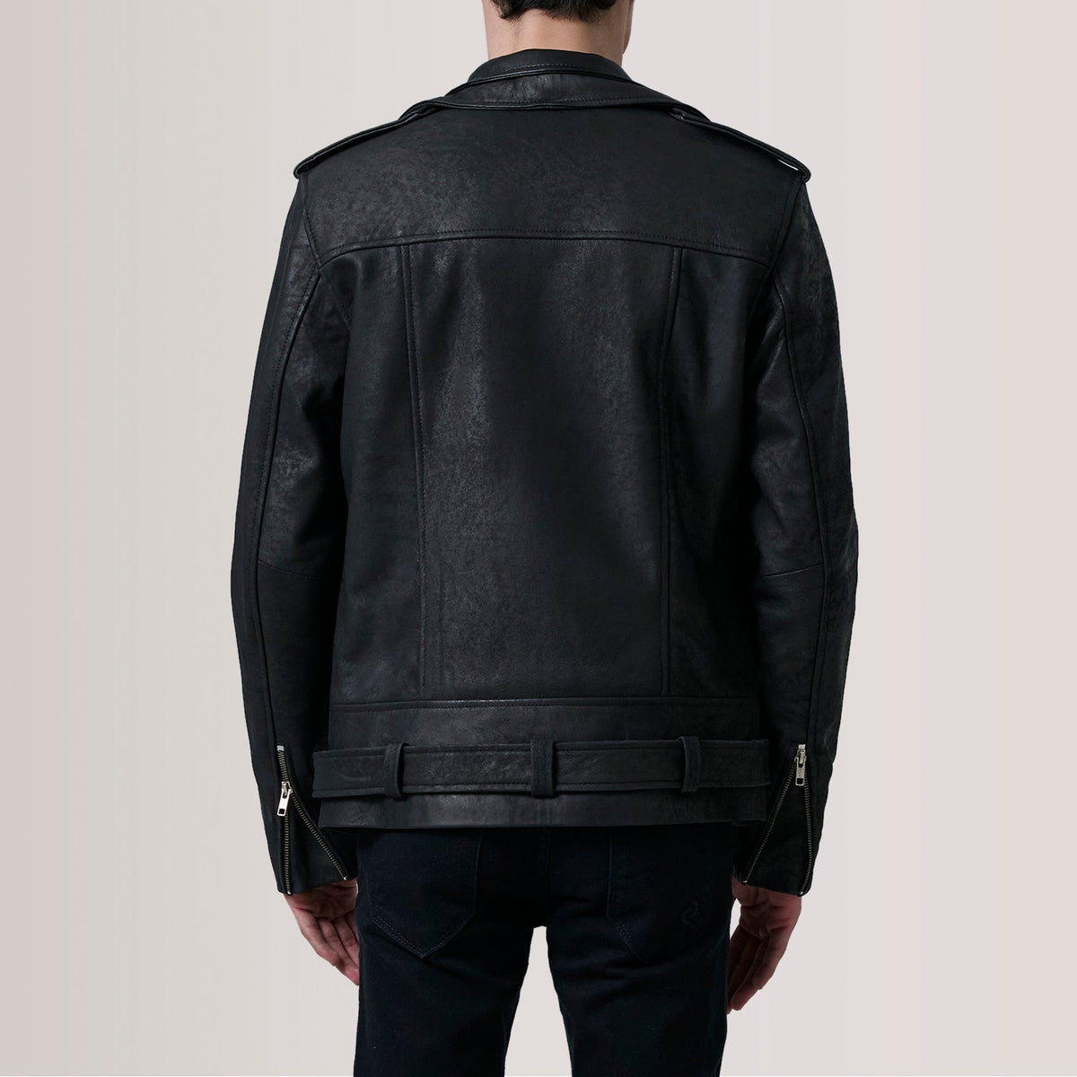 Close-Up Detail of Notch &amp; Zipper &amp; Waist Straps Hardware on Kole Distressed 블랙 Leather Double Rider 가죽 자켓 남성용