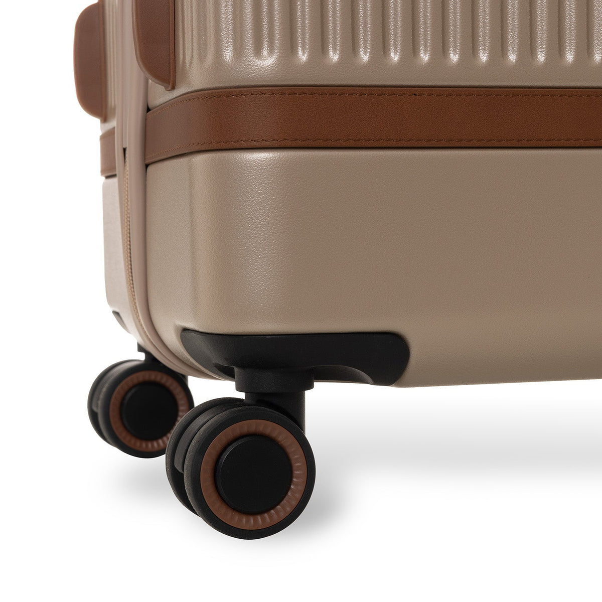 Large Suitcase Zuna 여성용 - Lateral Side Profile View Showing Sleeve Cut &amp; Athletic Taper Fit