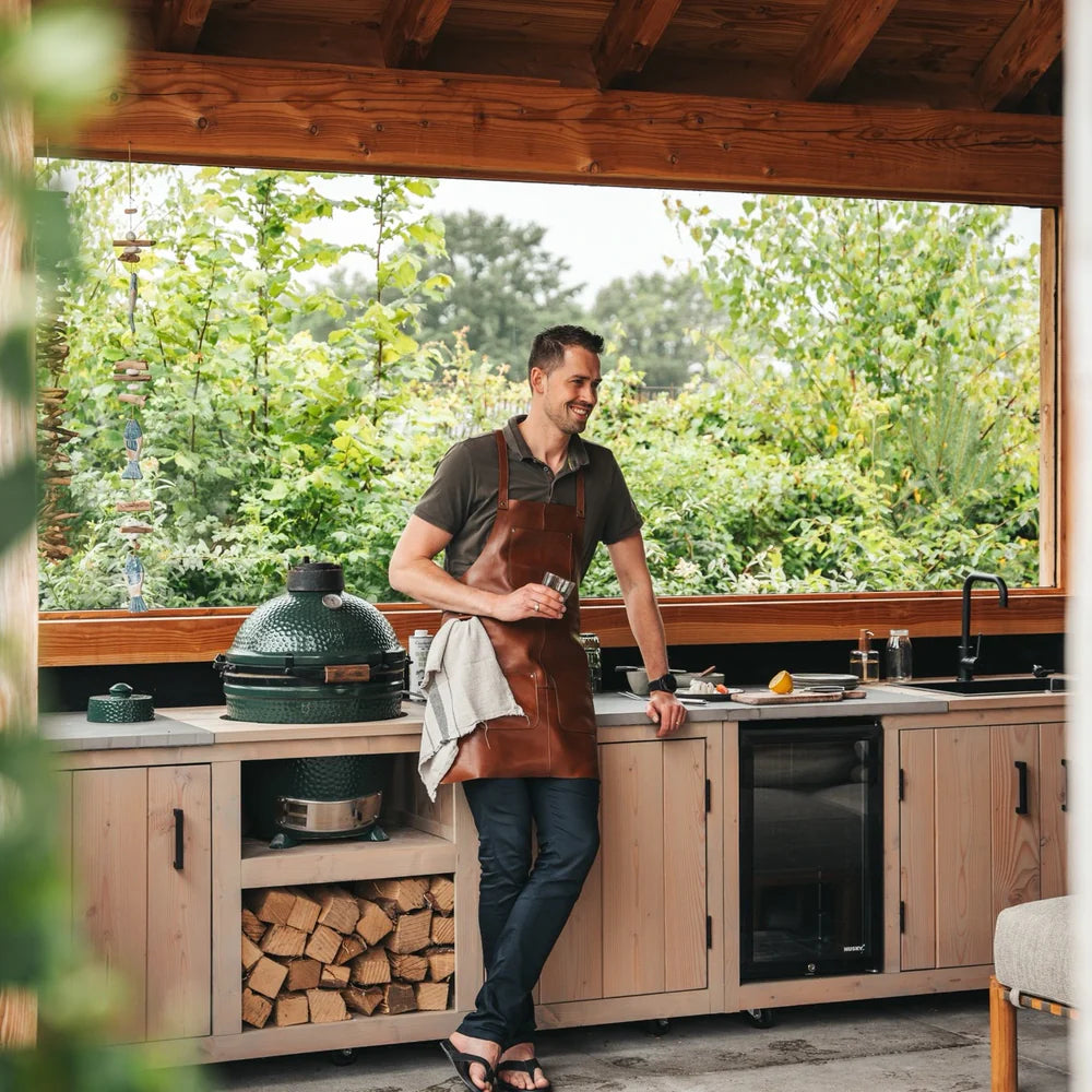 Leather Apron Churrasco 여성용 - Lateral Side Profile View Showing Sleeve Cut &amp; Athletic Taper Fit