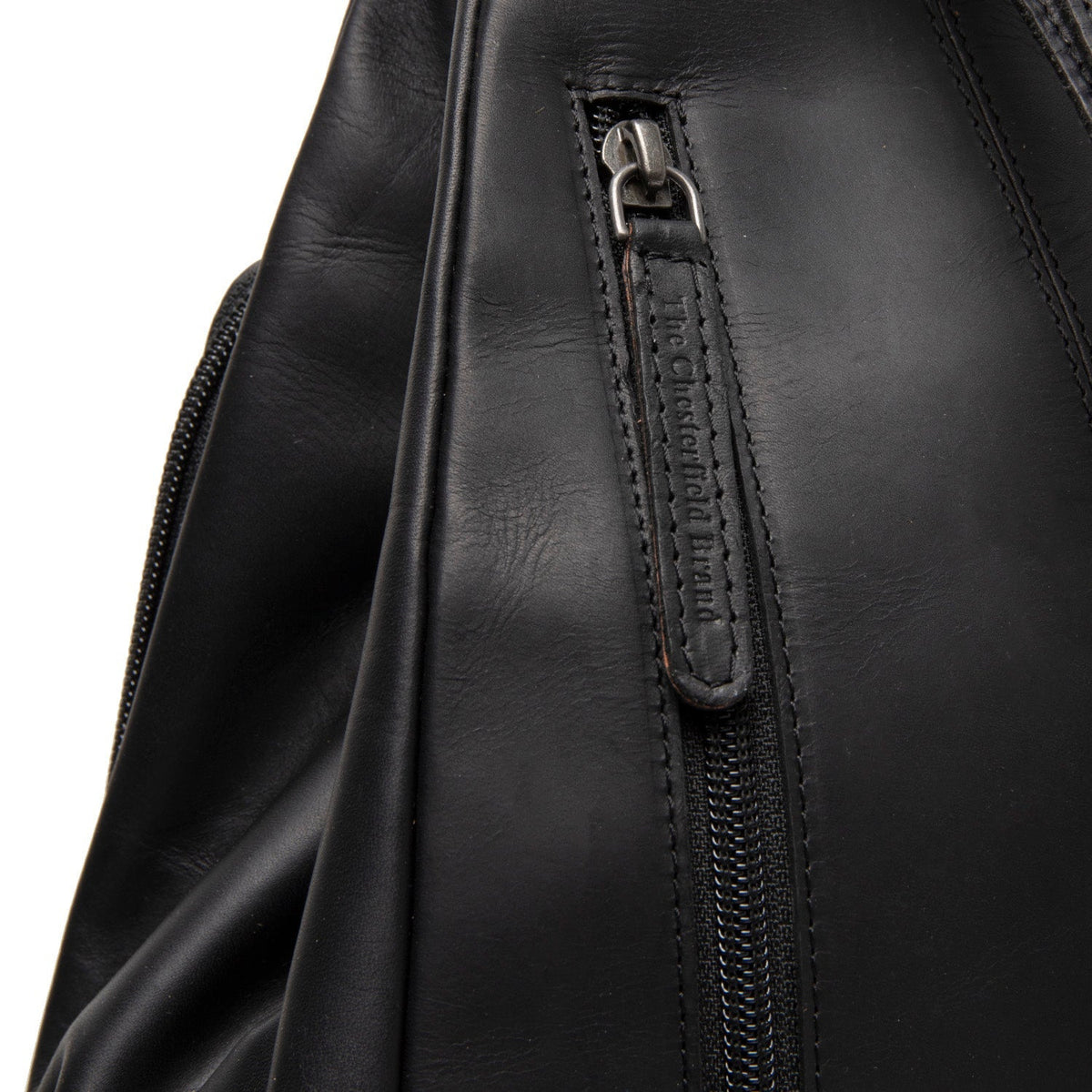 
Classic 100% Full-Grain leather Backpack - 보강된 가죽 스트랩과 정교한 스티칭이 돋보이는 후면 뷰