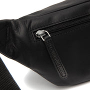
Solid Antique Brass Hardware & Heavy-Duty Dual Zipper Detail on Brana 가죽 웨이스트백