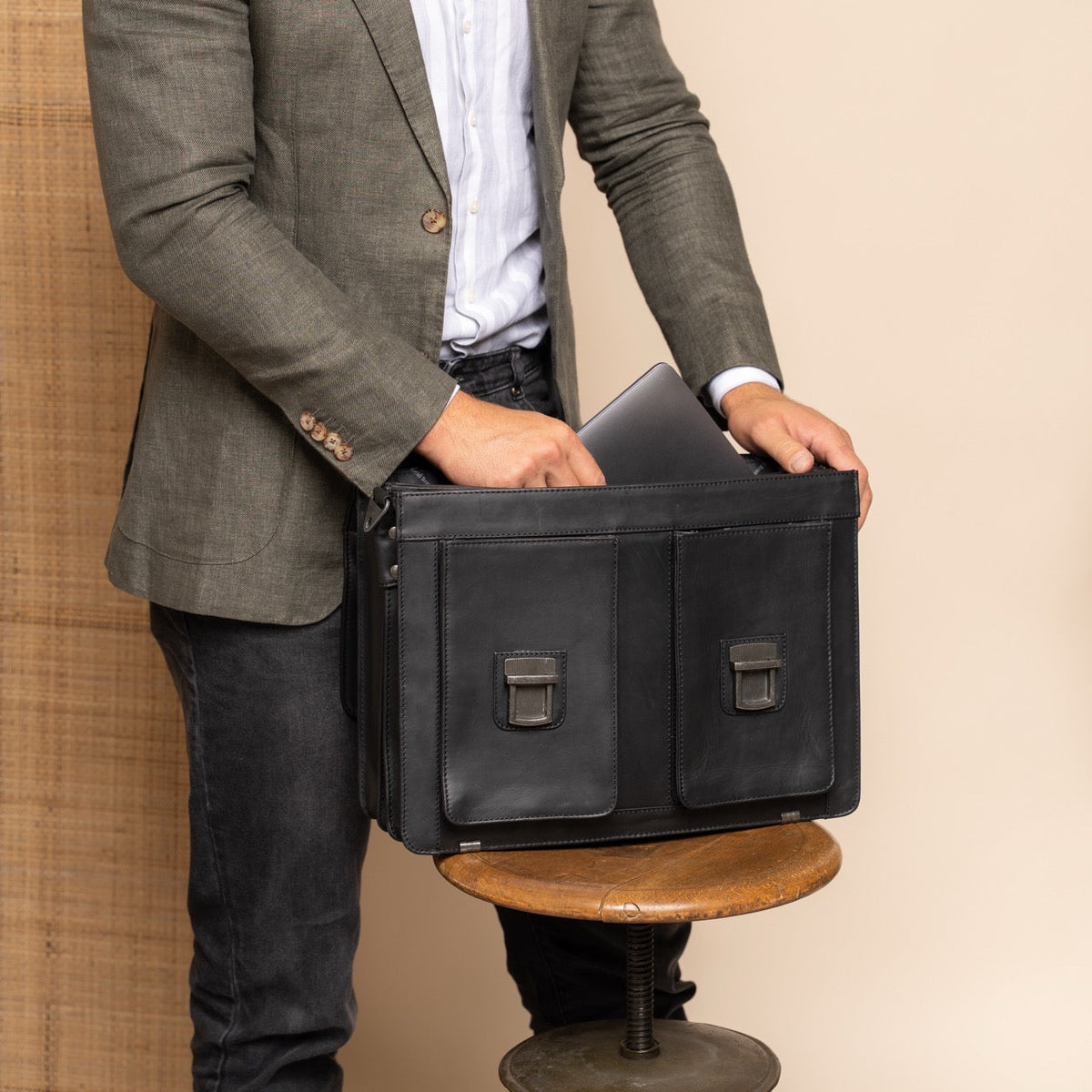 Springfield Full-Grain Leather Briefcase 여성용 - Structured Side Profile Showing Gusset Depth &amp; Expansion Capacity