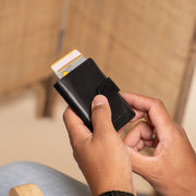 
Classic 100% Full-Grain Leather Card Holder - 보강된 가죽 스트랩과 정교한 스티칭이 돋보이는 후면 뷰