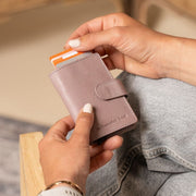 
Classic 100% Full-Grain Leather Card Holder - 보강된 가죽 스트랩과 정교한 스티칭이 돋보이는 후면 뷰