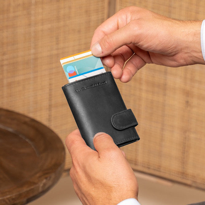 
Classic 100% Full-Grain Leather Card Holder - 보강된 가죽 스트랩과 정교한 스티칭이 돋보이는 후면 뷰