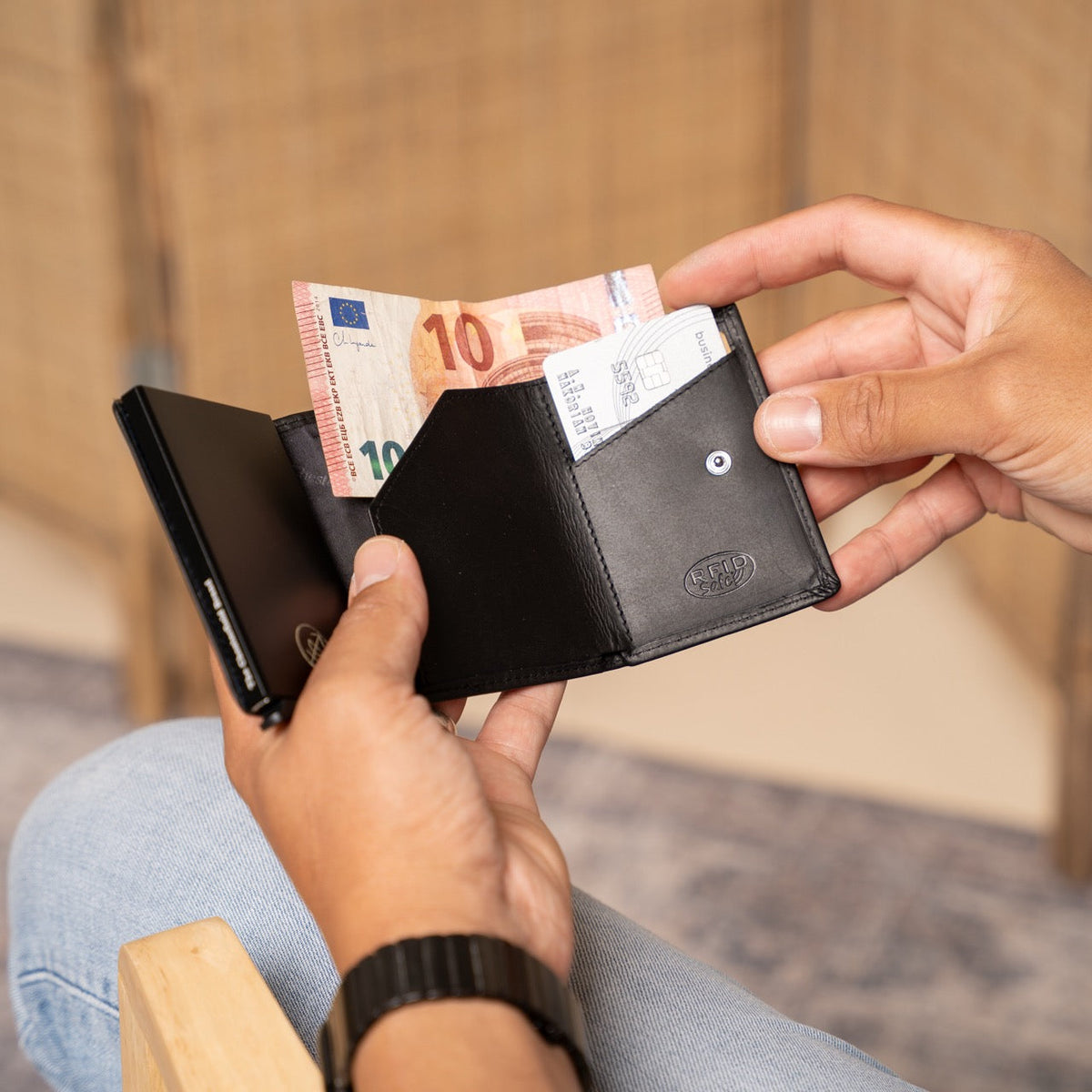 Palma Full-Grain Leather Card Holder 여성용 - Structured Side Profile Showing Gusset Depth &amp; Expansion Capacity