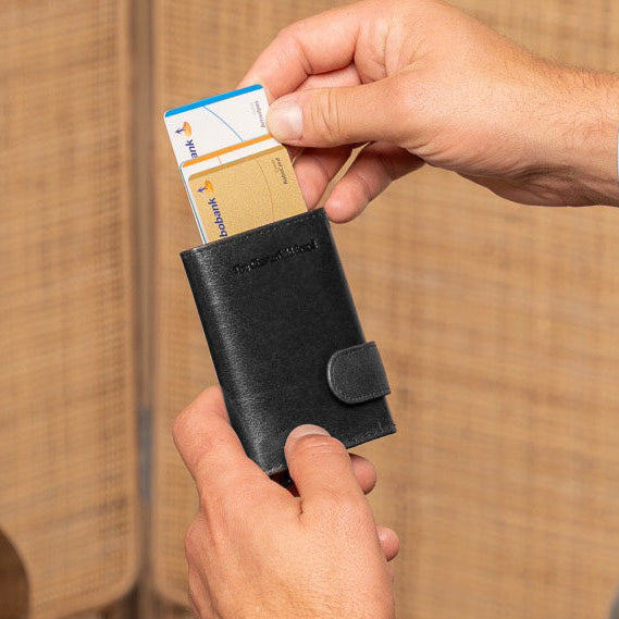 
Classic 100% Full-Grain Leather Card Holder - 보강된 가죽 스트랩과 정교한 스티칭이 돋보이는 후면 뷰