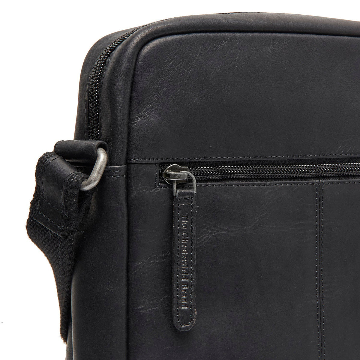 
Solid Antique Brass Hardware & Heavy-Duty Dual Zipper Detail on Anzora 가죽 크로스백